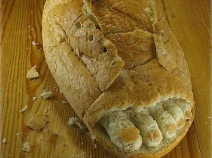 男女笑话：如果世界上只剩下一片面包了，你给妈妈吃还是给老婆吃？